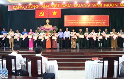 Biểu dương 102 tập thể và 165 cá nhân thực hiện tốt việc học tập và làm theo tư tưởng, đạo đức, phong cách Hồ Chí Minh 
